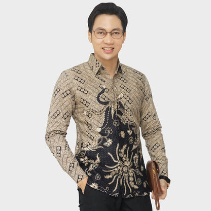 Appears Different from Men's Batik Shirts with Old Motifs, Stylish Men, Men Batik, Batik Shirt, Formal Shirt For Men