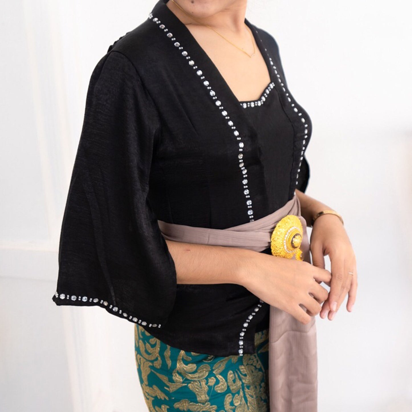 A combination of elegance and luxury in a silk sequin kebaya with sleeves, Kebaya Dress, Kebaya,Kebaya Modern, Kebaya Encim