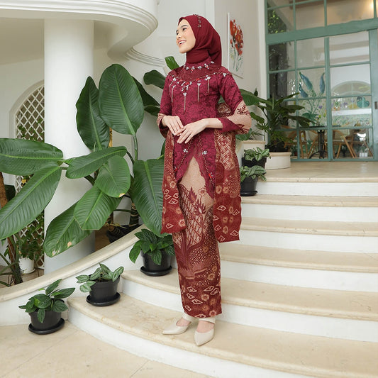 Zavia Maroon Batik Kebaya-jurk voor een moderne uitstraling met karakter, Kebaya-jurk, Kebaya, Kebaya Modern, Kebaya Encim, Kebaya-rok