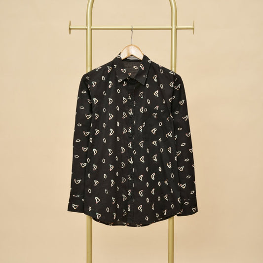 Ein Hauch moderner Batik: Schwarzes Hemd für zeitgenössische Männer, Männer Batik, Männer, Batikhemden für Männer, Batikhemden, Batiken, formelles Hemd für Männer