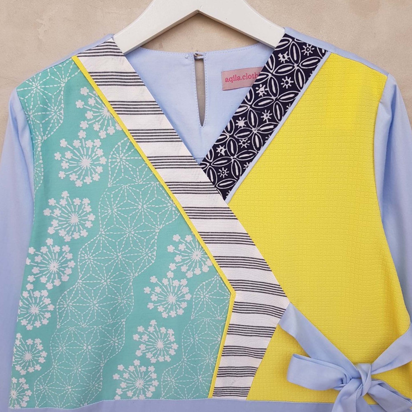 Een combinatie van elegant en creatief: aantrekkelijke blauwe topbatik, damesblouse, batikblouse, blouse voor dames, etnische jurk, damesshirt