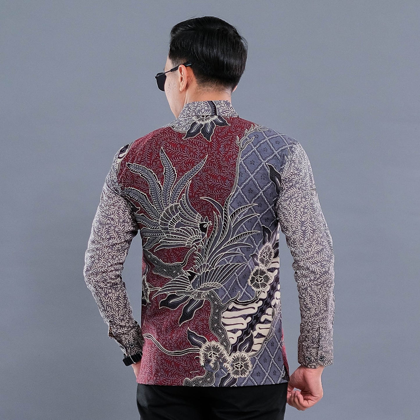 Look different with a long-sleeved men's batik shirt with a Jatiasmoro motif, Stylish Men, Men Batik, Batik Shirt, Formal Shirt For Men