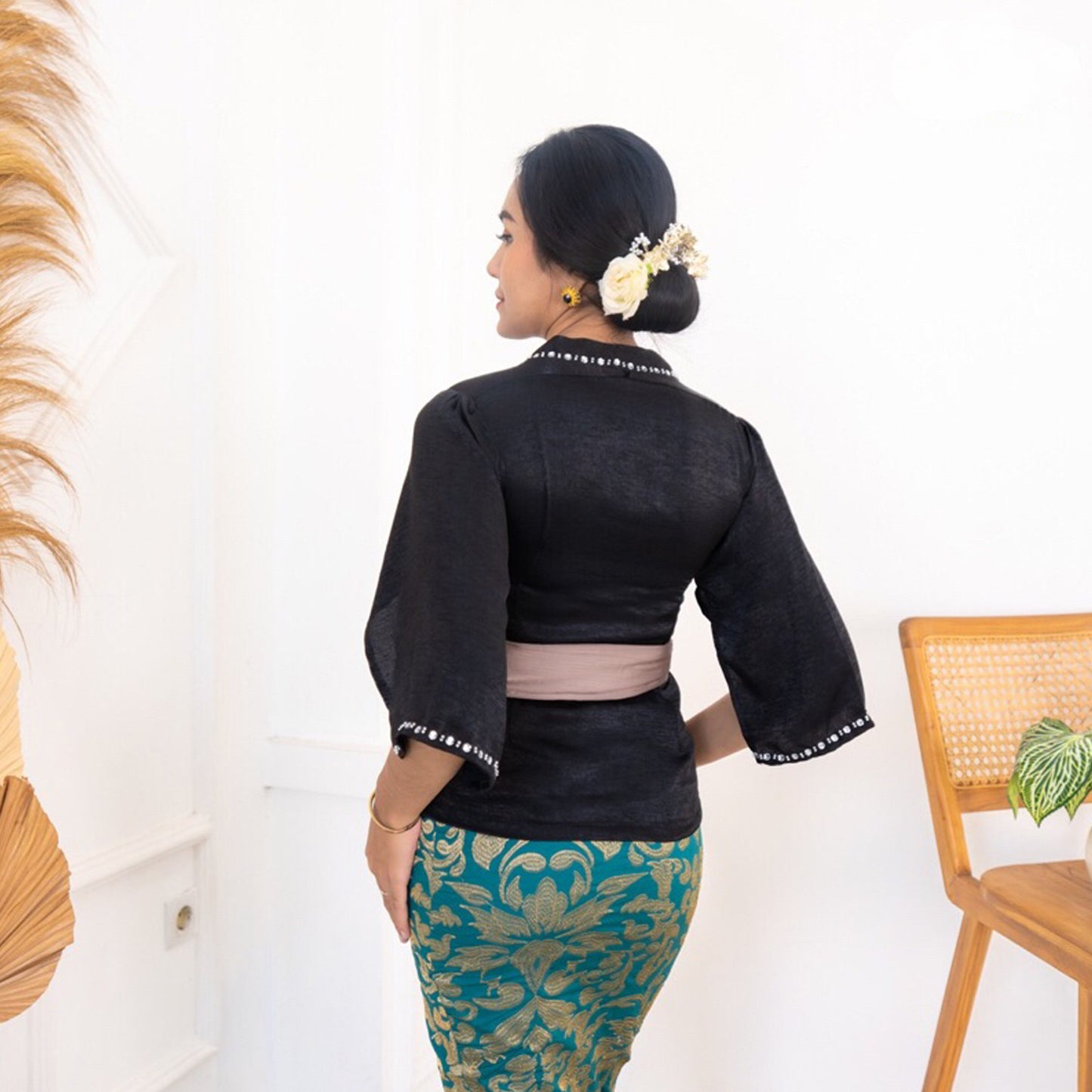 A combination of elegance and luxury in a silk sequin kebaya with sleeves, Kebaya Dress, Kebaya,Kebaya Modern, Kebaya Encim