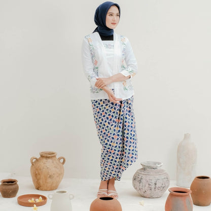 Een combinatie van elegantie en eenvoud - Witte 7/8 mouw Encim Kebaya, Kebaya jurk, Kebaya, Kebaya Modern, Kebaya Encim, Kebaya rok
