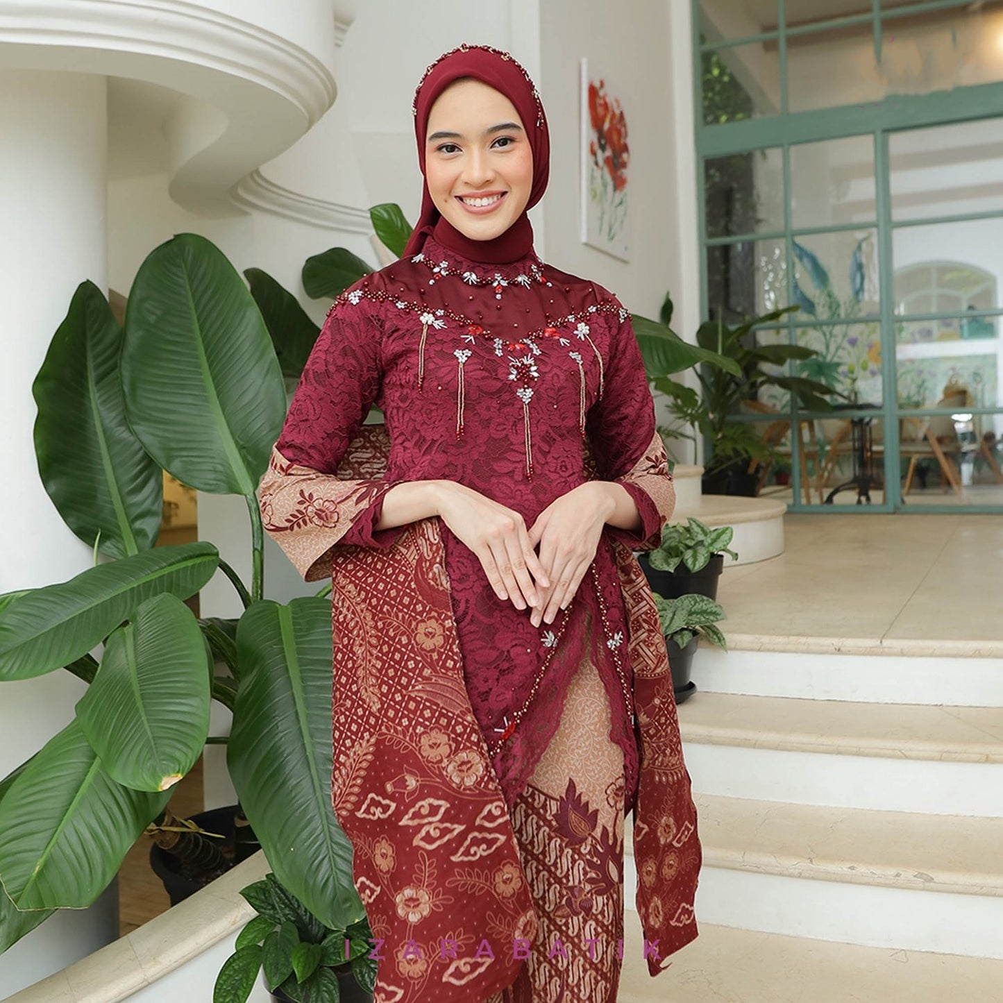 Zavia Maroon Batik Kebaya Kleid für einen modernen Auftritt mit Charakter, Kebaya Kleid, Kebaya, Kebaya Modern, Kebaya Encim, Kebaya Rock