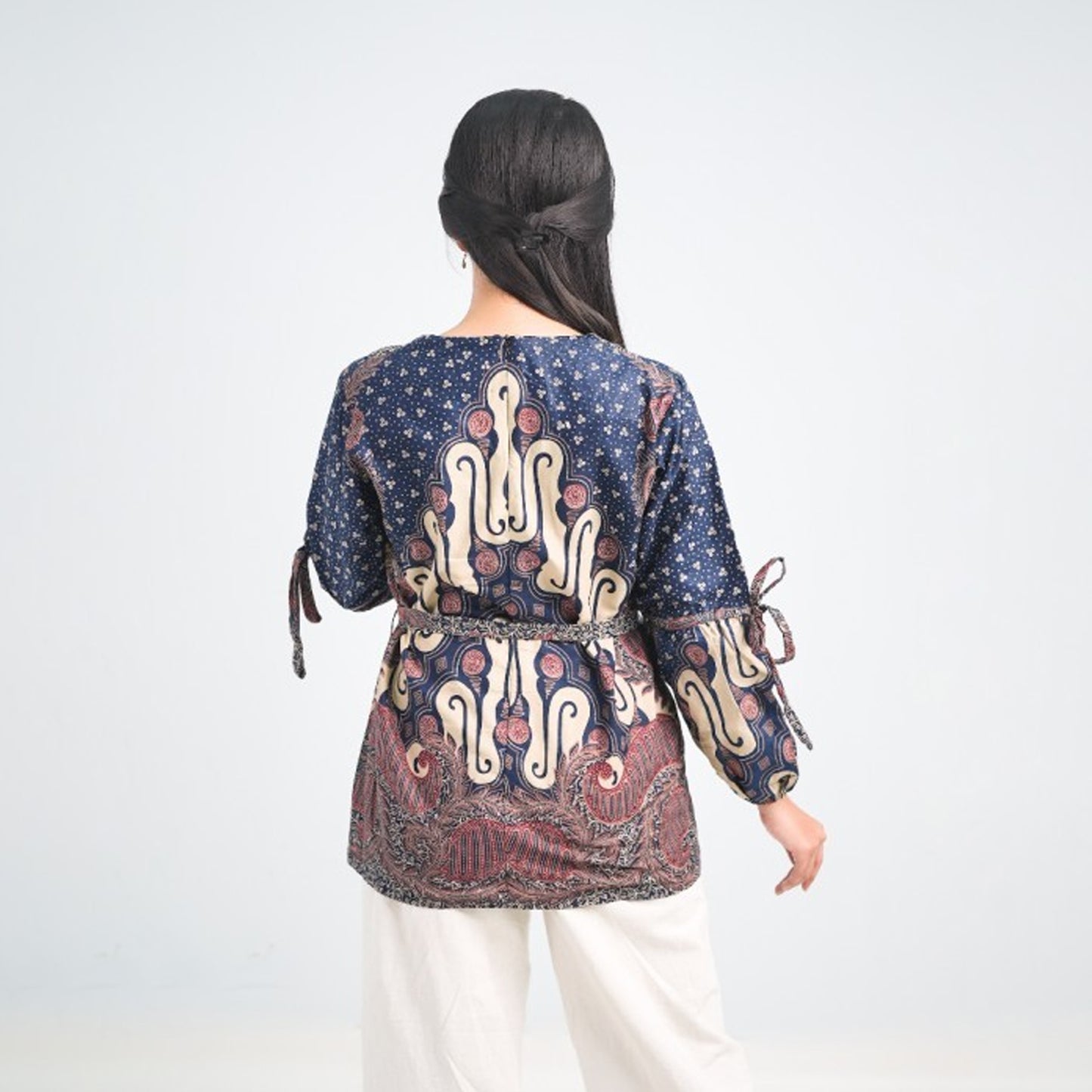 Kultureller Chic: Trusmi Batik-Bluse mit Liris-Kombination aus Satya-Motiven, Batik-Damen, Damen-Bluse, Batik-Bluse, Bluse für Damen