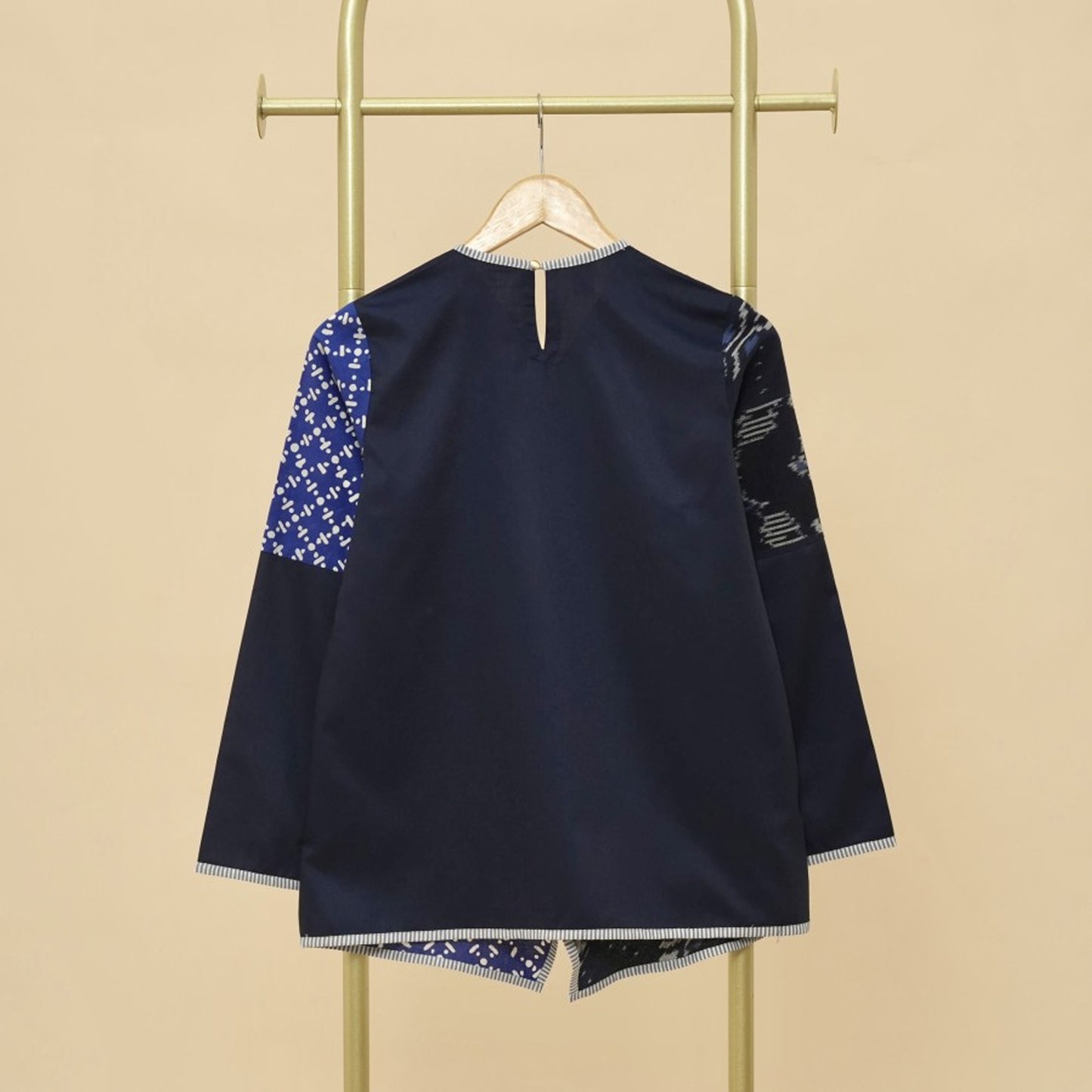 Navy Chic: ontketen de unieke stijl van batikmode, damesblouse, batikblouse, blouse voor dames, etnische jurk, formeel damesshirt