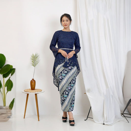Elegante en moderne Kebaya-set van mix van kant met stretchrok en batikmotief