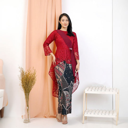 Prachtige moderne kanten Kebaya-set met stretchrok en batikmotief