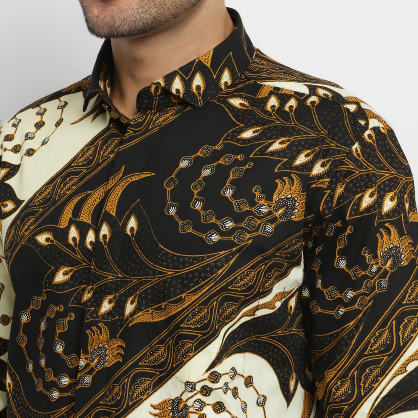 Adiwangsa Charm Carlos Morenos charakteristische Batik-Eleganz für Männer
