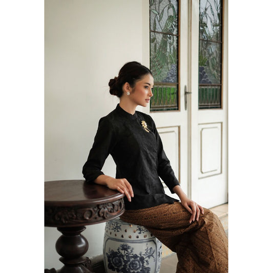Traditional Elegance in Kebaya Janggan for Timeless Style