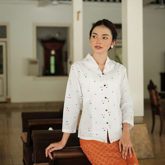 Paras Ayu Kebaya Batik Timeless Elegance in Traditional Indonesian Style