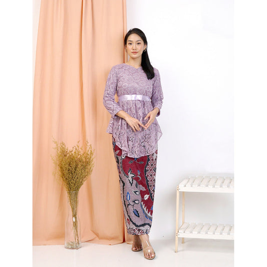 Qinara Modern Lace Kebaya Set Elegant Batik Skirt Ensemble for Special Occasions