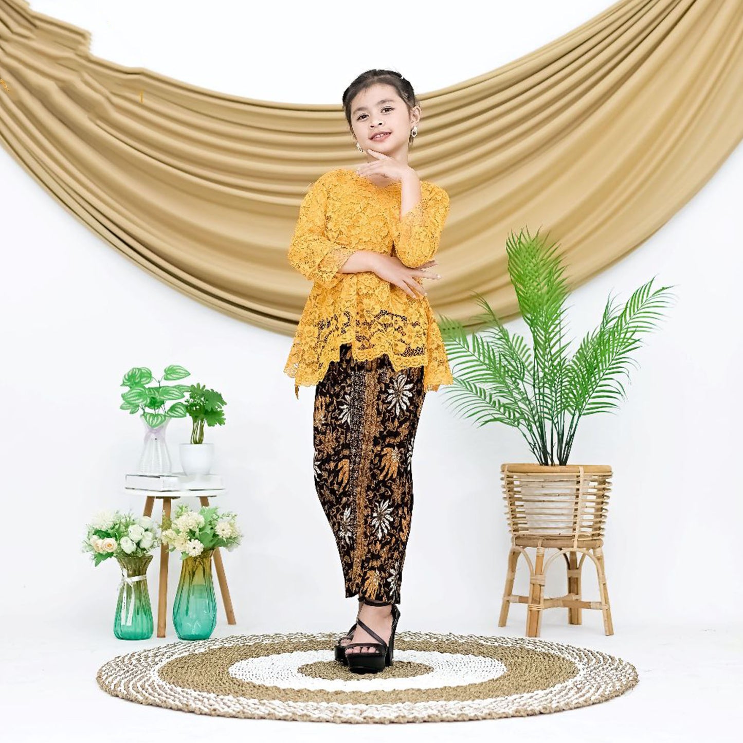 Children's Kebaya Suit Made Of Brocade Material Elegance And Charm For Young Fashionistas