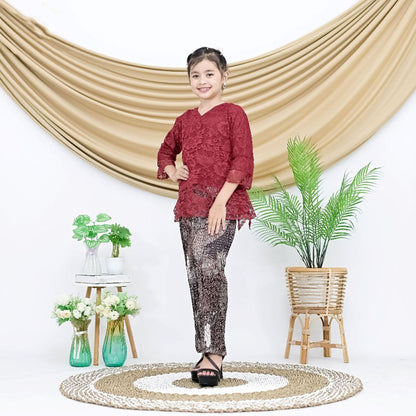 Children's Kebaya Suit Made Of Brocade Material Elegance And Charm For Young Fashionistas
