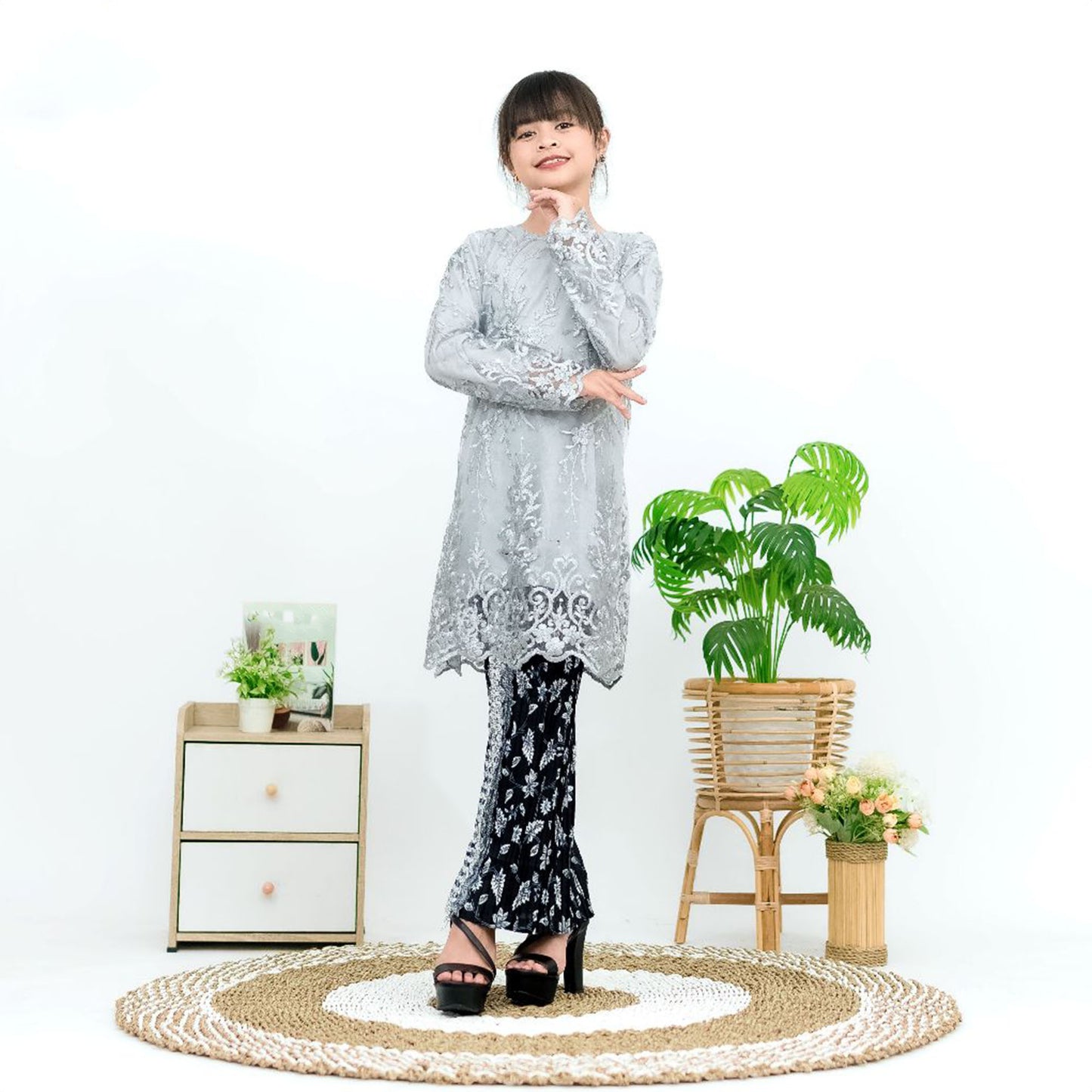 Modern Children's Kebaya Elegant Tunic Set with Pleated Skirt for Special Occasions