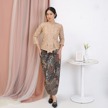 Kebaya Kutubaru Floy Set Blumen-Batik-Wickelrock mit Brukat Kartini
