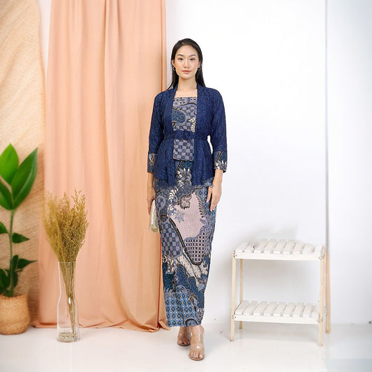 Eigentijdse Elnira brokaat Kebaya-set Nieuwste rok en blouse met batikpatroon