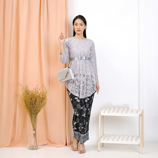 Qinara Nusa Kebaya Modernes Batik-Set mit Faltenrock und besticktem Bund