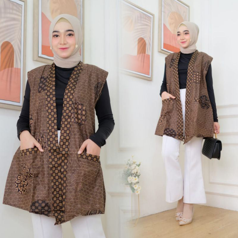 Het eigentijdse batik-buitenvest is de bovenkleding voor dames van Sogan